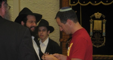 כתב הערוץ הראשון איתי רפפורט בבית משיח 770