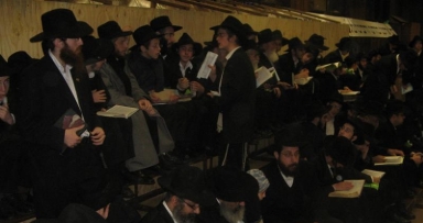 ההכנות להקפות - דקה לפני החג...
