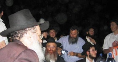 מוצאי שבת: קידוש לבנה רבתי מול כלא מעשיהו