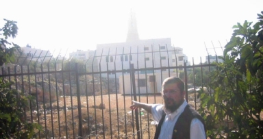 זעזוע בחברון : ערבים הניחו קראוונים סמוך לציון הרבנית מנוחה רחל