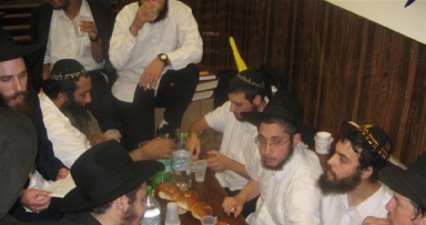 התוועדות 'חתונה' על הבימה בבית משיח 770