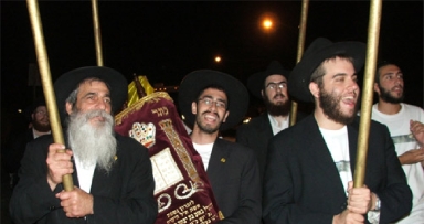 יום ראשון: הכנסת ס"ת בתל-מונד