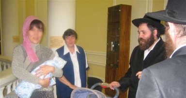 לראשונה באסטנה: ברית מילה לילד בן שמונה ימים