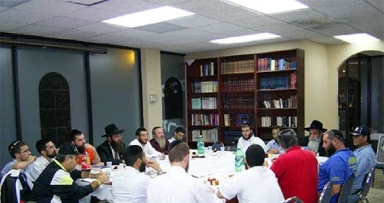 התוועדות ח"י אלול בישיבת כפר גנים בפתח תקווה
