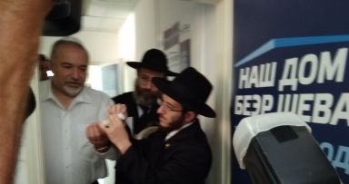 קביעת מזוזה במטה ישראל ביתנו בבאר שבע