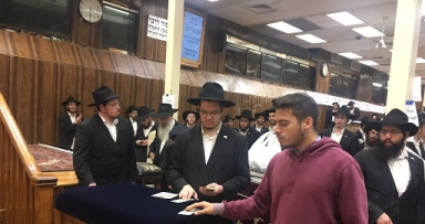 חלוקת דולרים להוספה בצדקה ח' אלול תשע"ח
