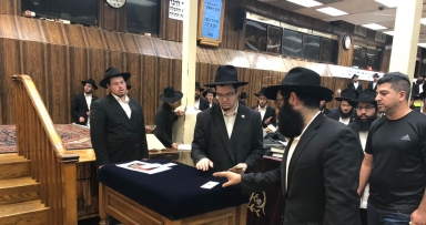 חלוקת דולרים לצדקה • י"ז מנחם אב תשע"ח 
