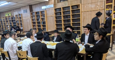 התוועדות חסידים בישיבה אוהלי תורה 