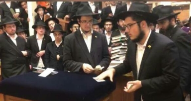 הת' עומרי רחמים בכר זכה לקבל כמה דולרים 