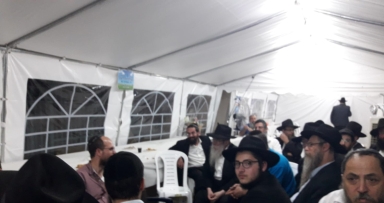מגיעים לניחום אבלים בבית משפחת הרב ציק