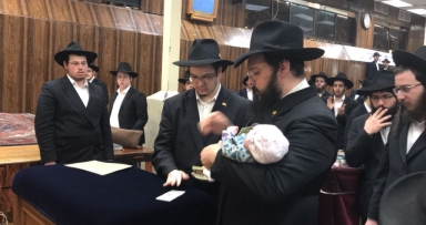 הרבי חי וקיים מחלק דולרים כל יום א' 