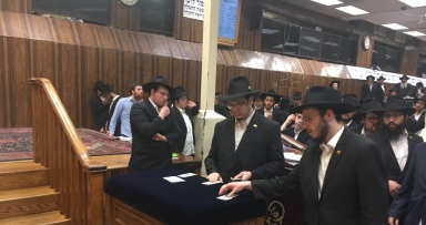 חלוקת דולרים אחרי מעריב - ליל כ"ד אייר 