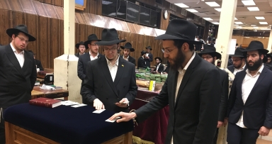 חלוקת דולרים לצדקה • כ"א אייר תשע"ח 