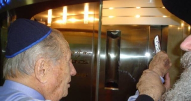 מזוזה חב"דית בפתחו של נשיא הבורסה