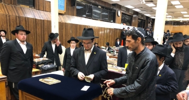 חלוקת דולרים לצדקה • ג' מנחם אב תשע"ח 