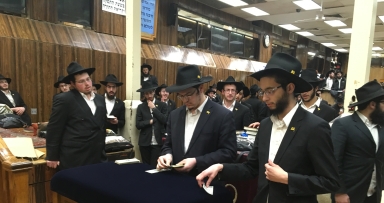חלוקת דולרים לצדקה • י"ז אדר תשע"ח