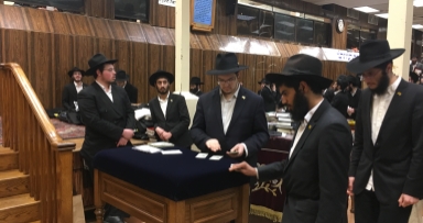 חלוקת דולרים לצדקה • כ"ד אדר תשע"ח