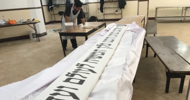 שלט יחי אדוננו חדש בחדר האוכל שב-1414