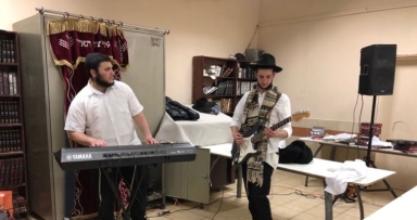 ריקודים לכבוד חודש אדר בחנוך לנער 