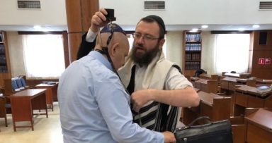 תמונת היום • מבצע תפילין במוסקבה