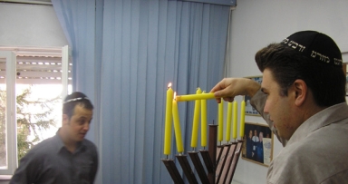 נתניה: נציגי 'שינוי' בהדלקת החנוכיה של 'מטה משיח'