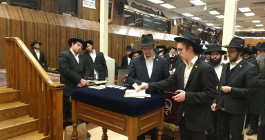 חלוקת דולרים לצדקה • ט' ניסן תשע"ח