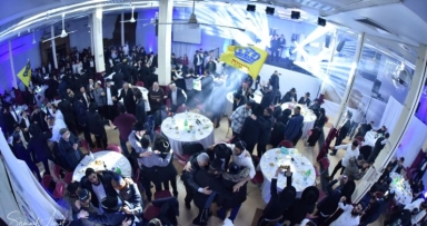 תלמידי ה'קבוצה' והמקורבים נתנו מתנה למלך