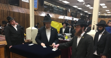 חלוקת דולרים לצדקה • ב' ניסן תשע"ח