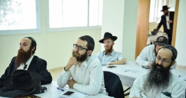 אברכי אנ"ש בכנס יחודי בקשר לבין הזמנים 