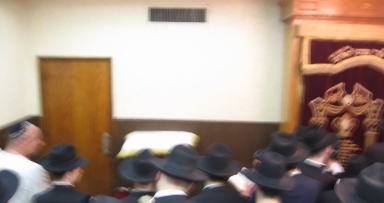 מתפללים בזאַל הקטן