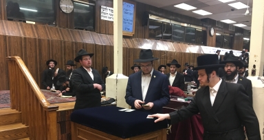חלוקת דולרים לצדקה • ז' אייר תשע"ח 