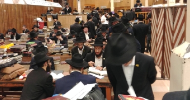 מנין תהילים בבית משיח לרפואת הרב זמרוני
