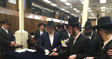 חלוקת דולרים לצדקה • כ"ג ניסן תשע"ח 