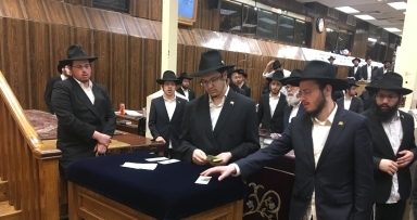 חלוקת דולרים לצדקה • פסח שני תשע"ח 