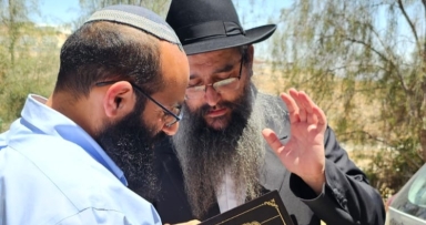 הרב אחיקם הלוי קיבל את ספר הדבר מלכות