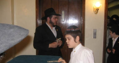 חלוקת דולרים - ערב שבועות