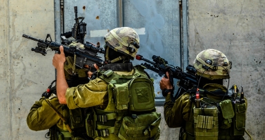 להגן על החיילים גם אם יפגעו אזרחי אויב