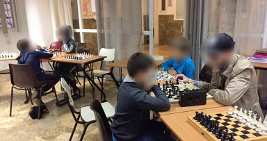 מסיונרים מסתתרים מאחורי הצגות לחנוכה