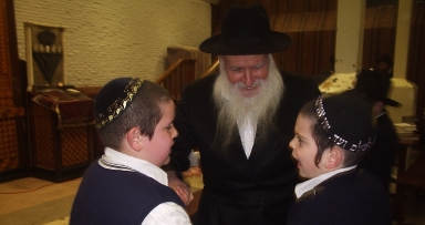 תמונת הלילה: הרב שפרינגר רוקד עם הילדים ב-770