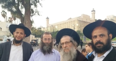 מתפללים בערב ראש חודש במערת המכפלה 