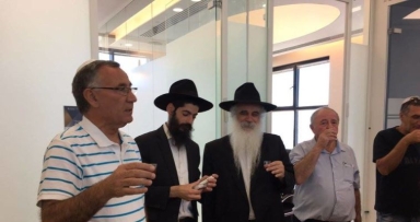 קביעת מזוזות בבניין העירייה החדש
