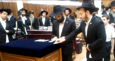 מעמד חלוקת דולרים לצדקה 