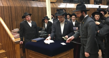 מעמד חלוקת דולרים לברכה והצלחה 