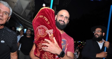 הכנסת ספר תורה ברחובות 