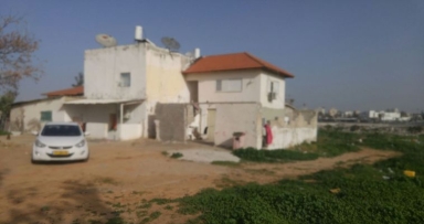 חמולה ערבית גדולה השתלטה על בניין הפרדס