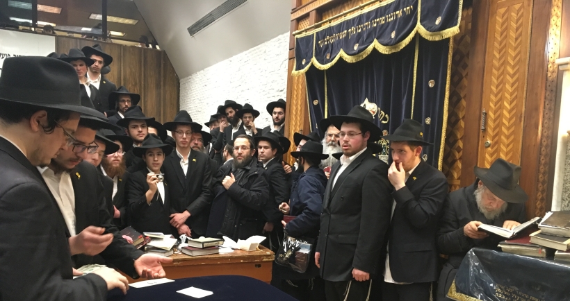 חלוקת דולרים לצדקה • י"ב שבט תשע"ח 