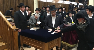 חלוקת דולרים לצדקה כ"ז טבת תשע"ח 