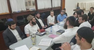 תלמידי האוניברסיטה משתתפים בחוויה תורנית