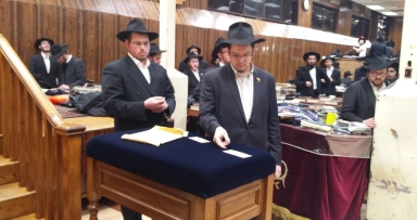 חלוקת דולרים לצדקה ולברכה והצלחה 