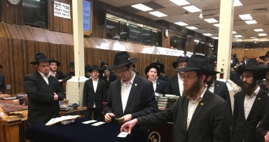 חלוקת דולרים לצדקה • כ"ו שבט תשע"ח 